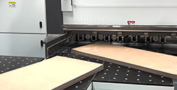 Cắt chuẩn bị các tấm vật liệu trước khi sản xuất